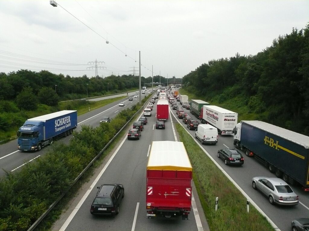 La DGT limita i sorpassi su strada nel nuovo Regolamento Generale della Circolazione