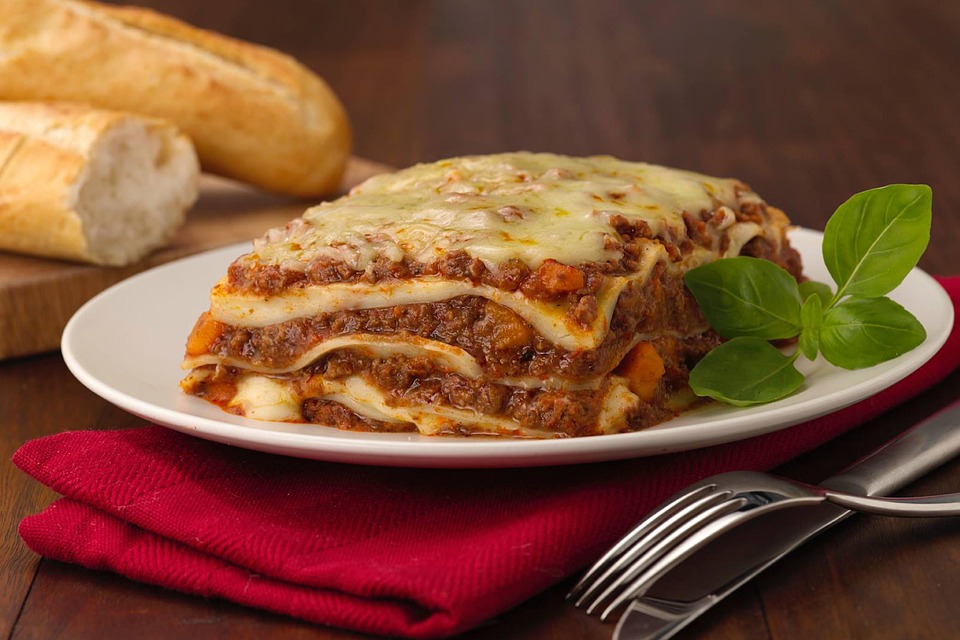 La ricetta perfetta della lasagna alla bolognese: ingredienti, preparazione e consigli