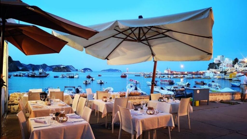 Pranzo da incubo a Ponza: 923 euro per scialatielli all’aragosta e vino bianco, il ristoratore si difende