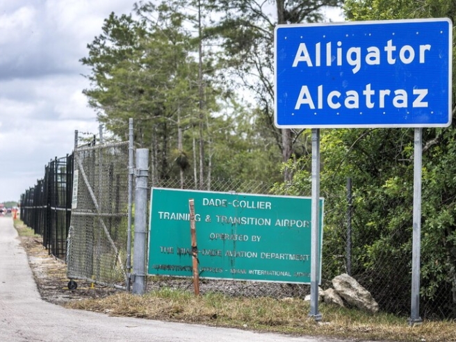 Alligator Alcatraz, parla un detenuto italiano: “Siamo chiusi in gabbia, come in un pollaio”