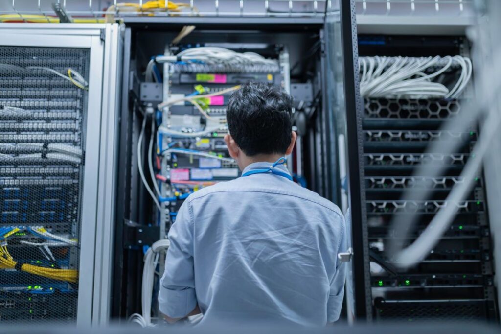Canarie in emergenza tecnologica: cosa significa e come ci riguarda