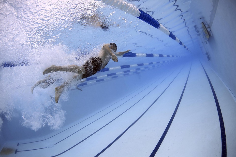 Annegamenti in piscina: oltre la metà riguarda bambini sotto i 12 anni. E bastano 20 secondi per sparire dalla vista