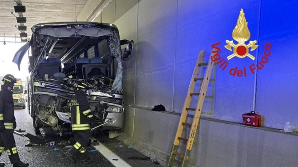 Italia, l’autista dell’autobus che ha fatto un incidente mortale era al telefono: chiesto l’arresto