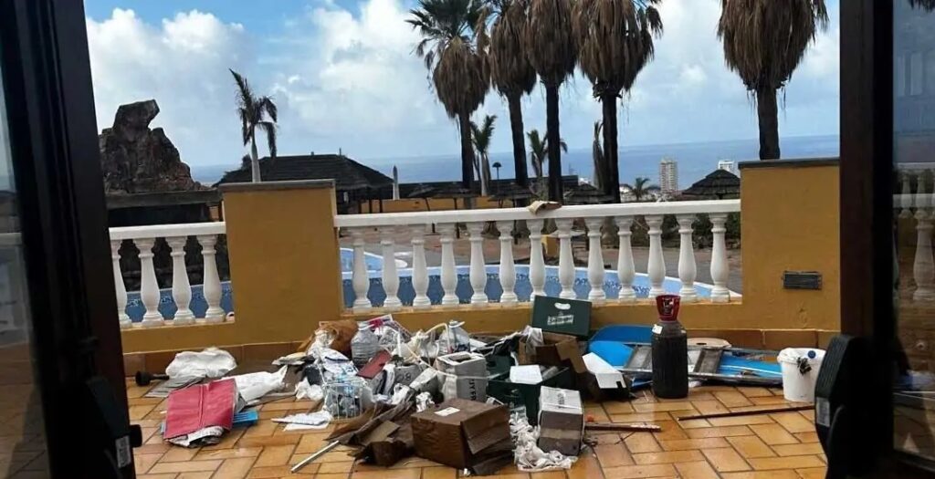 Tre feriti, due gravi, nell’incendio di un hotel finito in mano agli ‘okupas’ ad Adeje