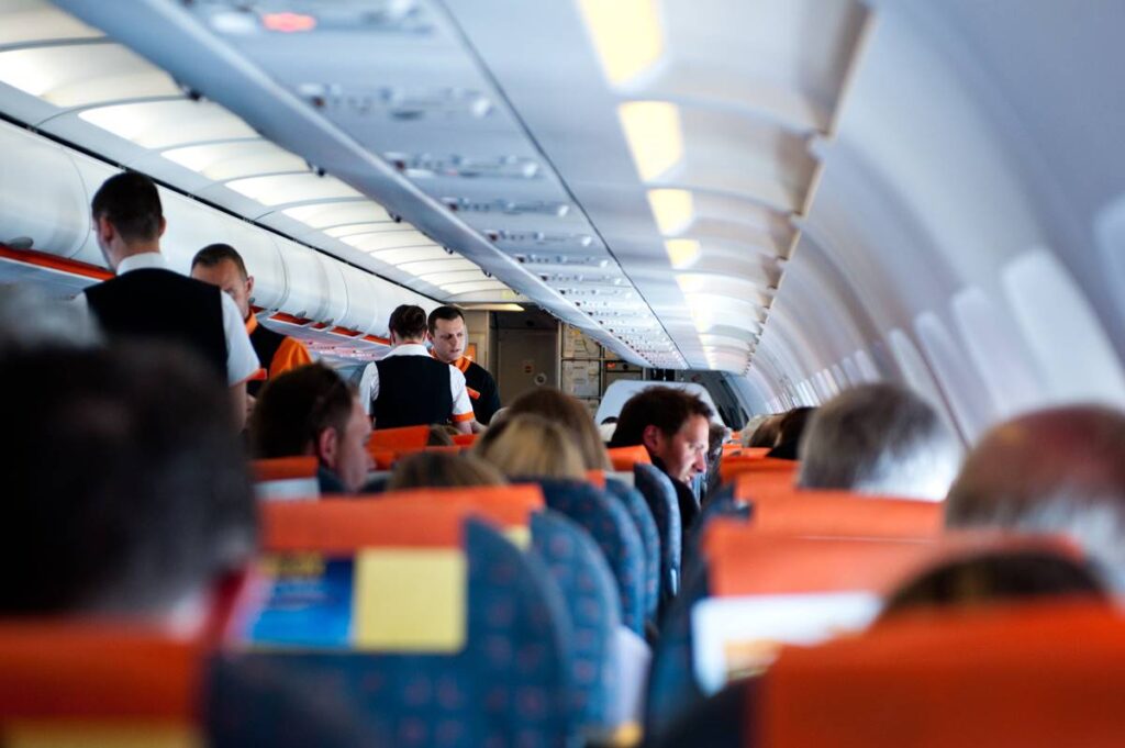 Tensione a bordo di un volo per Tenerife: richiesto l’intervento urgente della polizia per un passeggero molesto