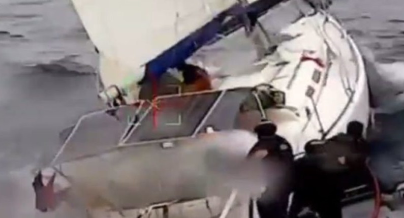 Due narcos danno fuoco a uno yacht carico di droga vicino a Tenerife, ma un arrembaggio rischioso sventa la fuga