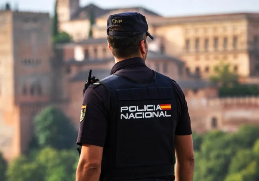 Offerte troppo vantaggiose, prenotazioni fraudolente e distrazioni in spiaggia: l’allerta della Polizia per chi va in vacanza quest’estate