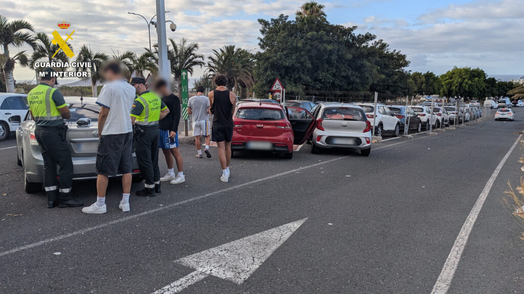 La Guardia Civil denuncia otto persone per guida pericolosa e mancato uso dei dispositivi di sicurezza nel Parco Nazionale del Teide