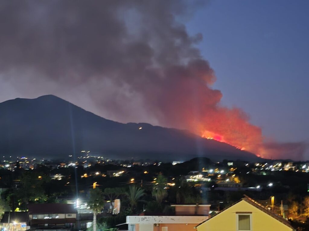 Brucia il Parco del Vesuvio, fronte di fuoco di 3 km: i sospetti sull’origine dolosa