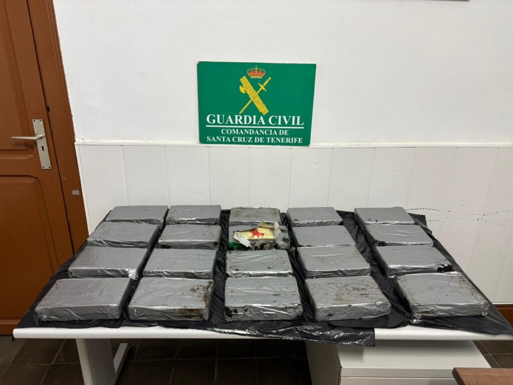 Tenerife, oltre 20 chili di cocaina recuperati in mare al largo di Los Silos