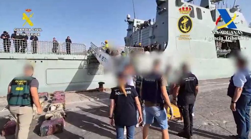 La Guardia Civil intercetta vicino alle Canarie un rimorchiatore con oltre tre tonnellate di cocaina