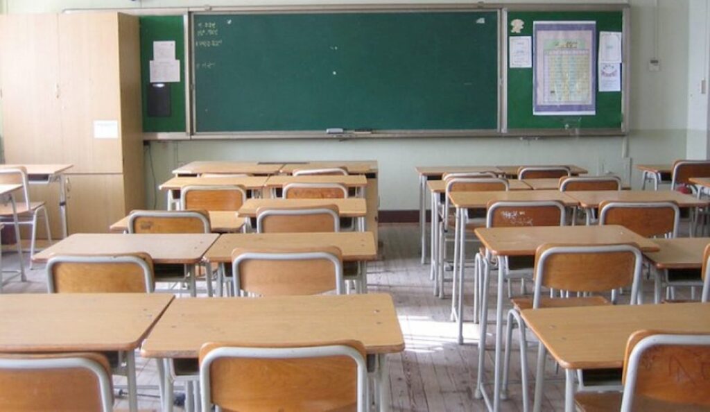 Scuola, tutte le novità: stop ai cellulari, bocciatura con il 5 in condotta, arresto per chi aggredisce i prof
