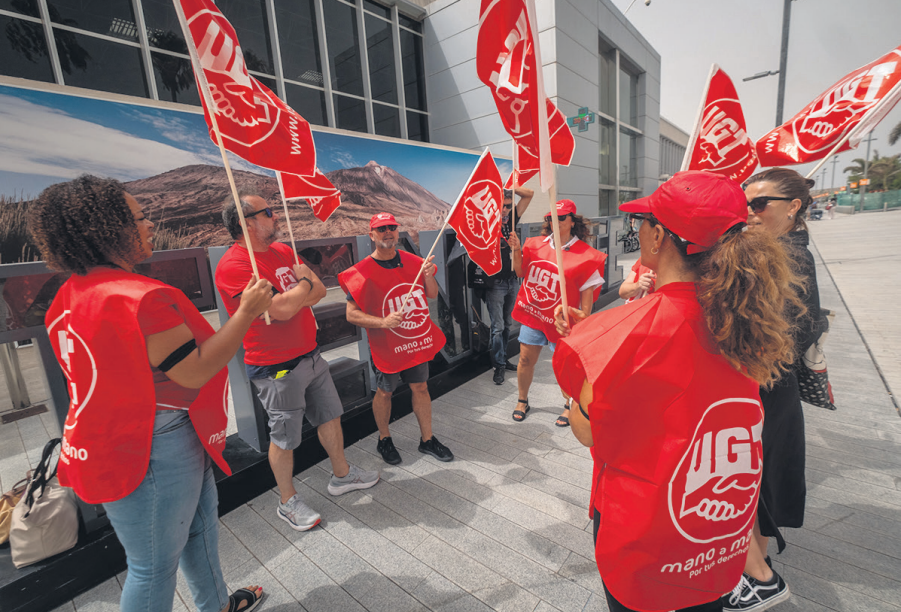 Mancati pagamenti e “abusi lavorativi”: in sciopero 500 dipendenti negli aeroporti di Tenerife