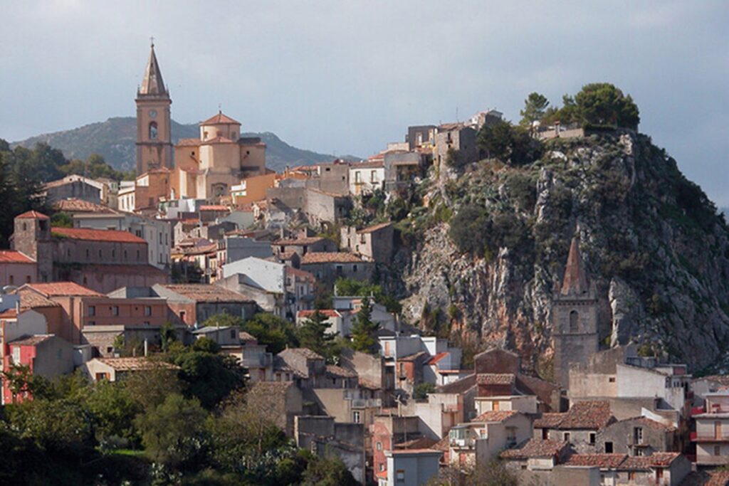 «100 mila euro e una casa se vieni nel mio borgo»: così i sindaci cercano di fermare lo spopolamento