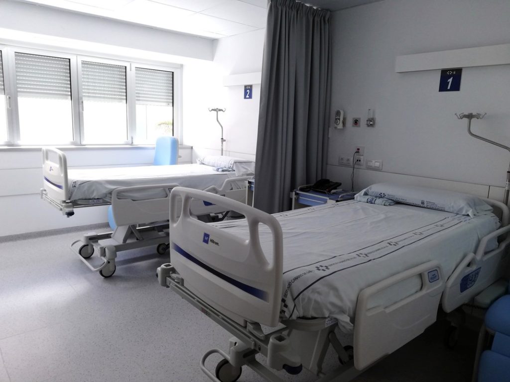 L’allarme sul “problema silenzioso” dei pazienti dimessi che restano negli ospedali delle Canarie: costano 134 milioni di euro