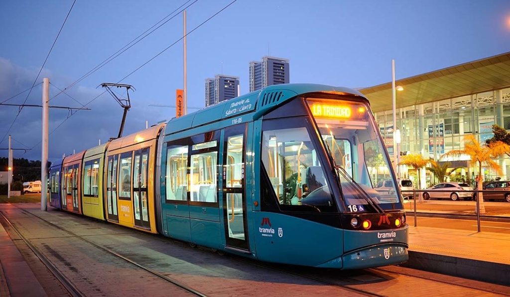 Tenerife, chiesti 10 anni di carcere per una brutale aggressione sul tram: «Hanno tentato di ucciderlo»