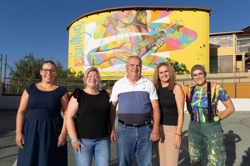 Murale in omaggio al ruolo delle donne nella musica e nel folklore dell’arcipelago