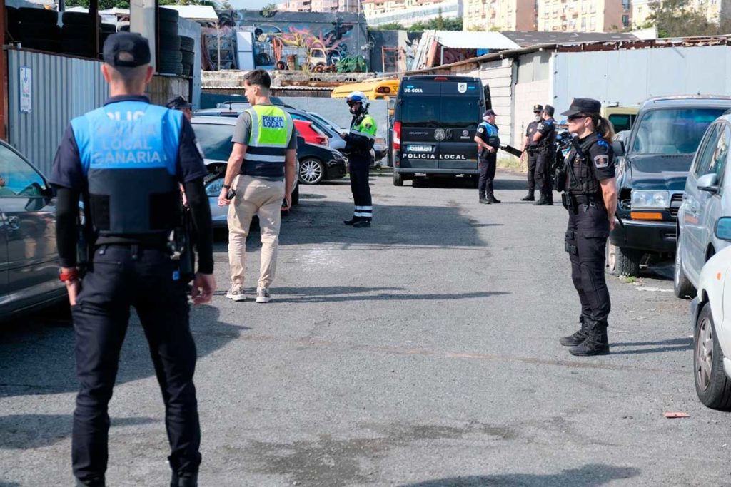 La Polizia Locale scopre diversi officine clandestine alle Canarie: non hanno trovato solo auto