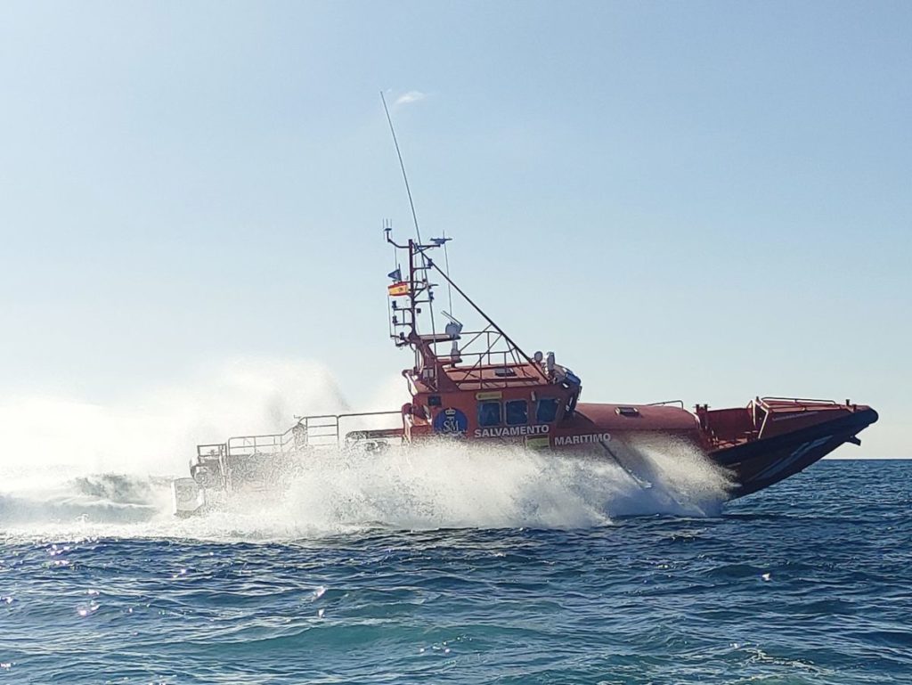 Imigrazione, intercettato un barcone con 235 persone a sette miglia dalle Canarie