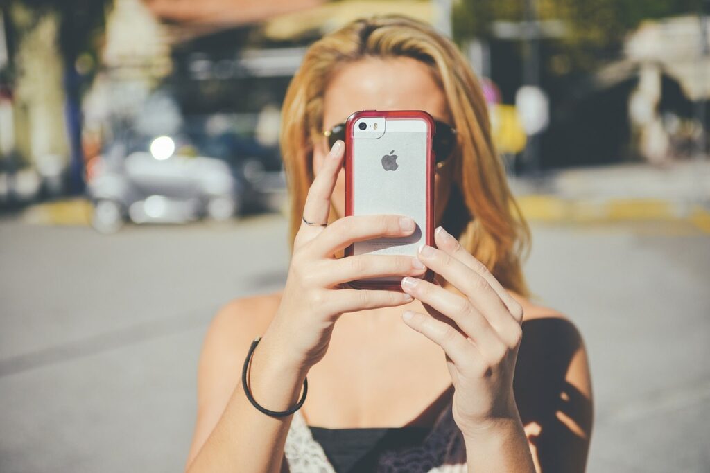 Italia, in arrivo una stretta sull’età minima per i social e per gli influencer minorenni