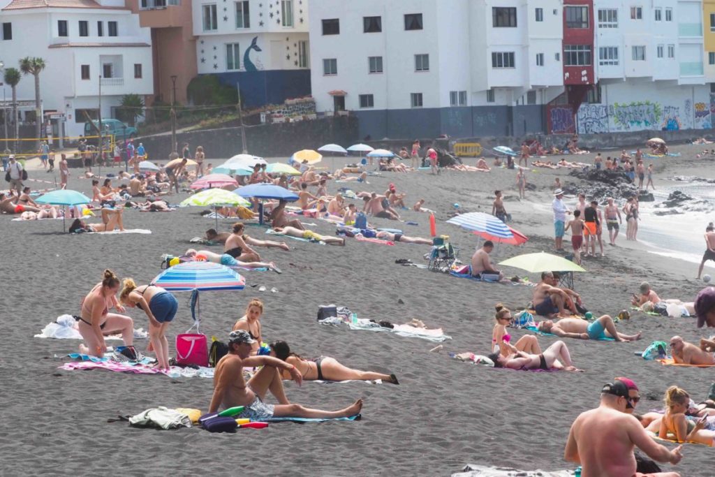Salvato in extremis un uomo che stava annegando nelle acque di Playa Jardin