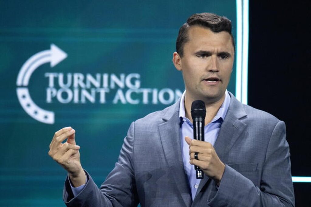 Gli Stati Uniti espellono gli stranieri che avevano deriso l’omicidio di Charlie Kirk