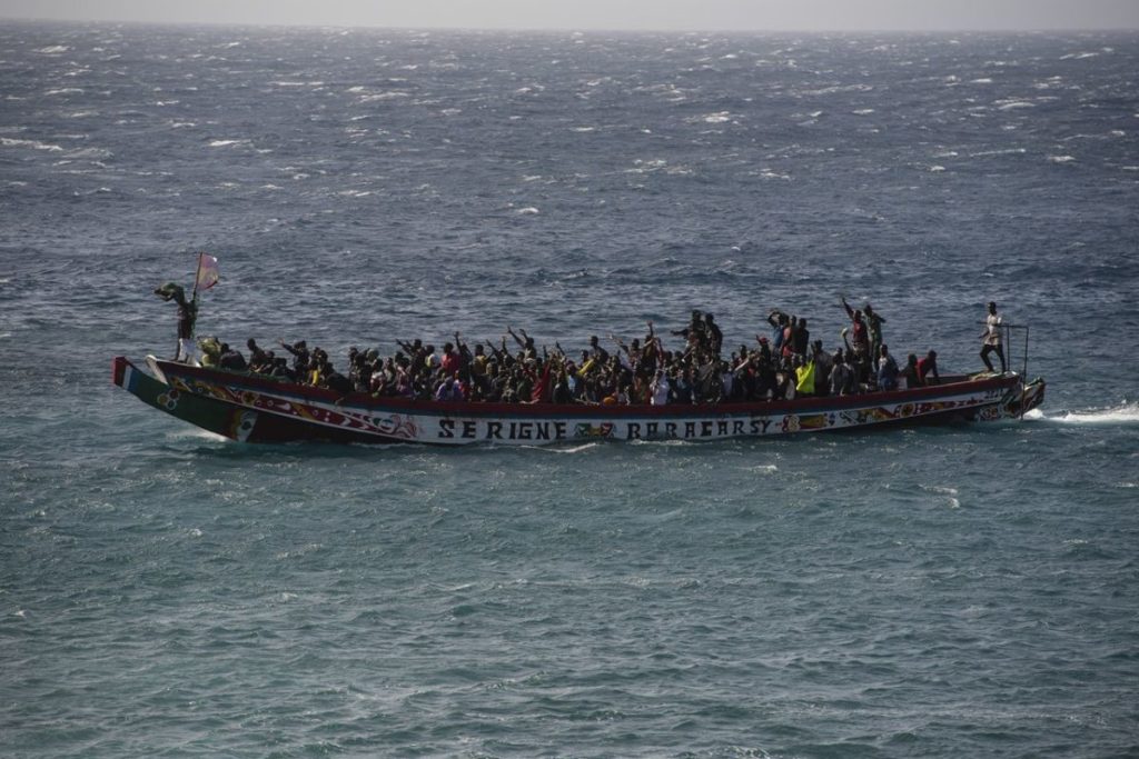 Immigrazione clandestina, un barcone con a bordo 230 migranti è sbarcato alle Canarie