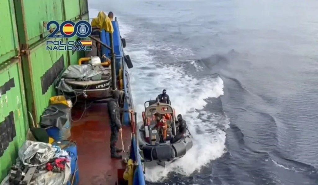 Tutto quello che si sa sul maxi-sequestro di quattro tonnellate di cocaina vicino alle Canarie