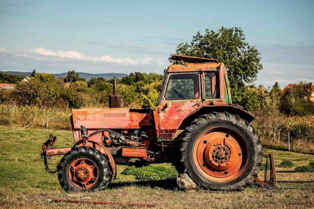 La strage silenziosa dei campi: oltre 100 agricoltori muoiono ogni anno schiacciati dai trattori
