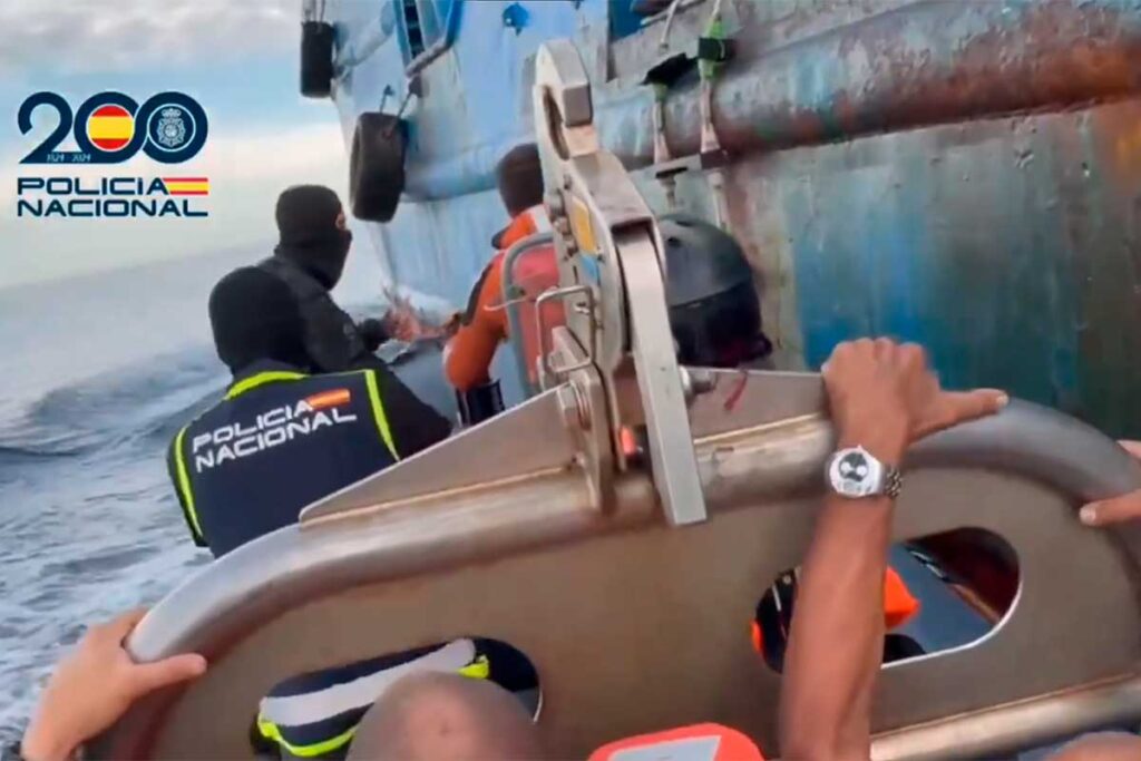 Intercettata un mega carico di 4.000 chili di cocaina su una nave mercantile vicino alle Canarie